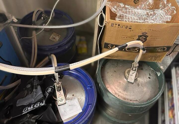 Спиртное неизвестного происхождения нашли полицейские в 10 магазинах Сочи