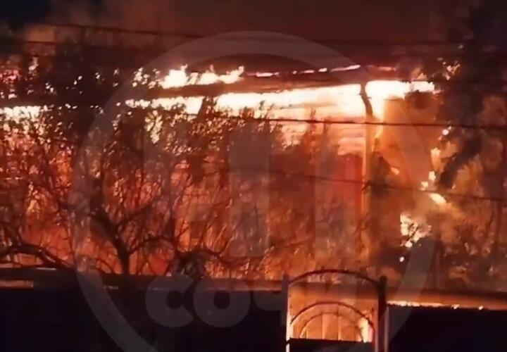 Сразу несколько крупных пожаров произошли в Сочи этой ночью