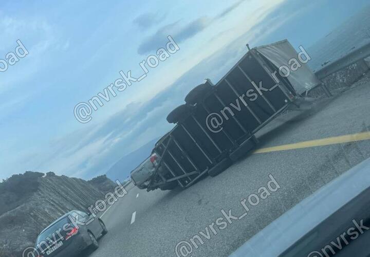  Ураганным ветром под Новороссийском переворачивает огромные автофургоны