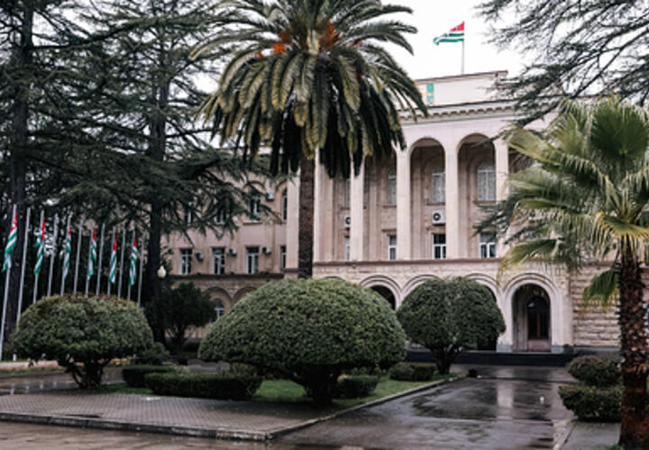 В Абхазии в Гагрском районе группа из нескольких десятков человек оказывала давление на глав сельских поселений