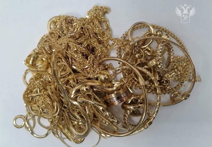 В бандаже контрабандистка привезла в Сочи 1600 золотых изделий