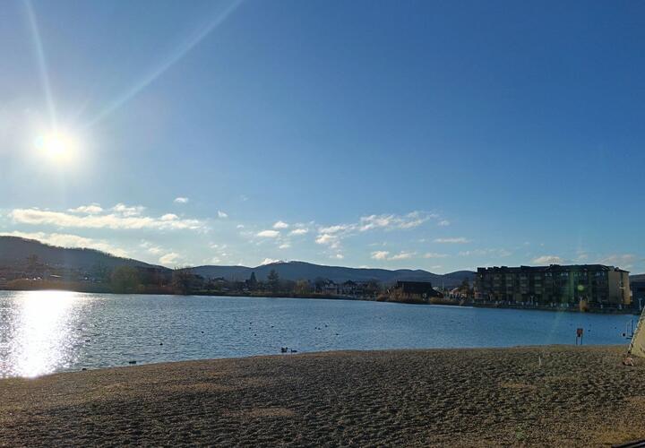 В Горячем Ключе озеро покрылось льдом