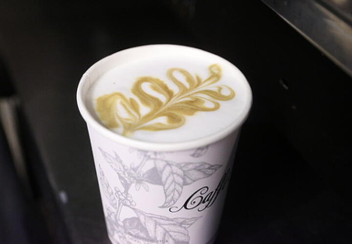 В Краснодаре арест грозит посетительнице кофейни, которая плеснула в лицо продавца горячий напиток 