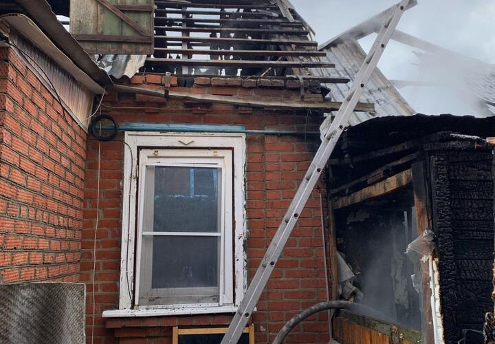 В Краснодаре произошел большой пожар, двух пенсионеров спасли