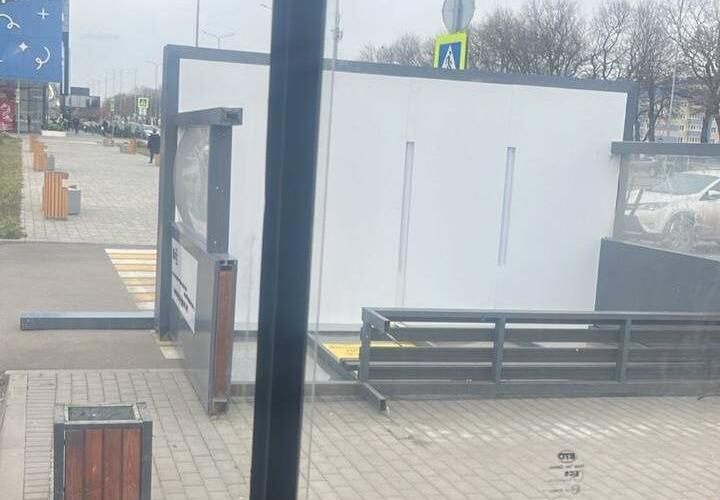В Краснодаре сильный порыв ветра опрокинул остановочный павильон