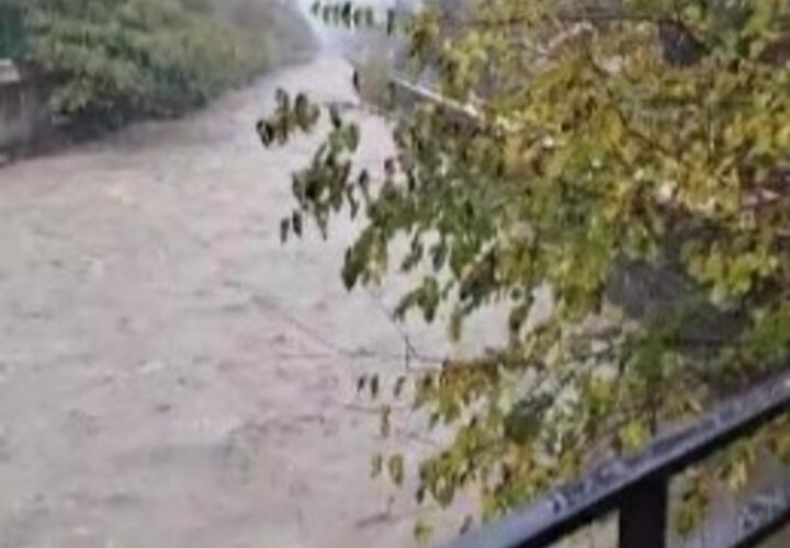 В результате ливней в Сочи подтопило несколько улиц, на дорогу в горном селе сошел оползень
