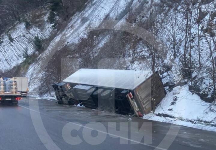 В Сочи автофургон опрокинулся из-за гололеда на Мамайском перевале