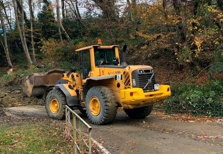 В Сочи из-за дождей на трассу сошли оползни 