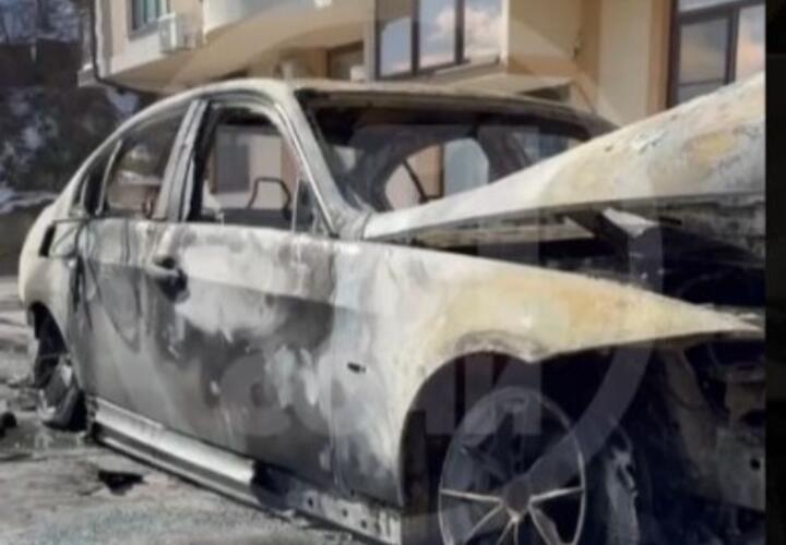 В Сочи неизвестный сжег иномарку во дворе жилого дома