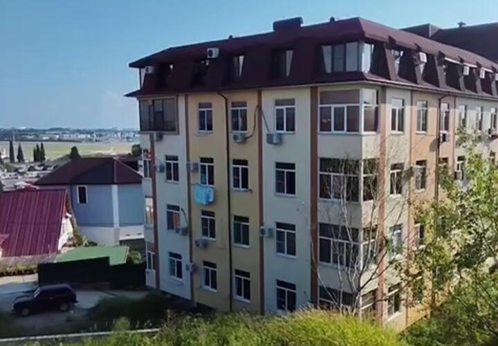 В Сочи оползень подбирается к первым этажам многоэтажки