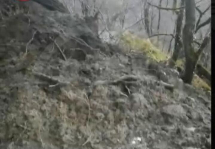 В Сочи оползнем перекрыта дорога к популярному туристическому объекту