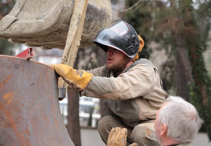В Сочи в результате схода оползня и незаконного отвала грунта поврежден коллектор водоснабжения 