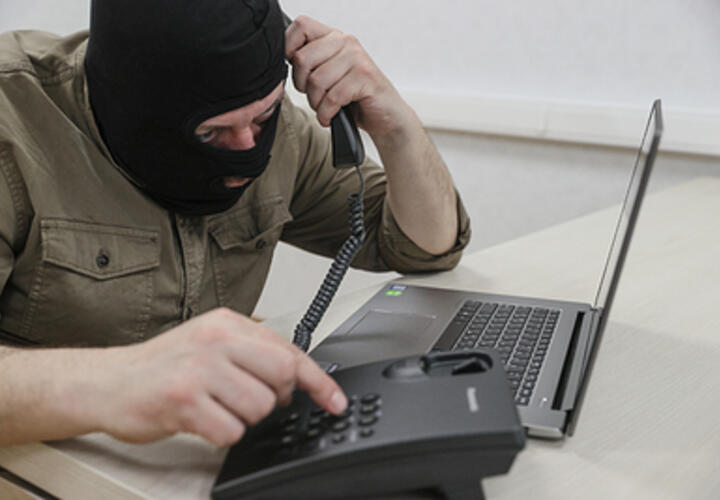 «Вернем украденные деньги»: какие фразы говорят мошенники своим жертвам, рассказали специалисты