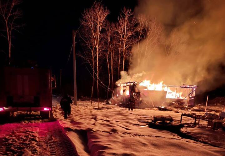 Все сгорело: без крыши над головой осталась многодетная семья из Краснодарского края