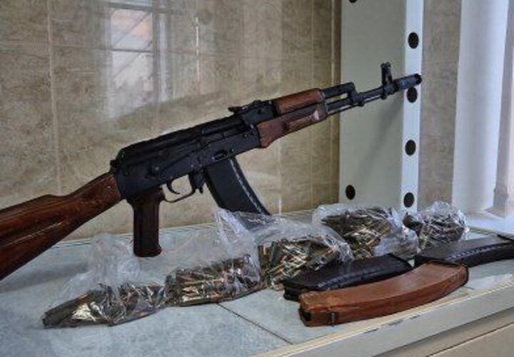 Житель Кореновска прятал на чердаке своего дома автомат Калашникова