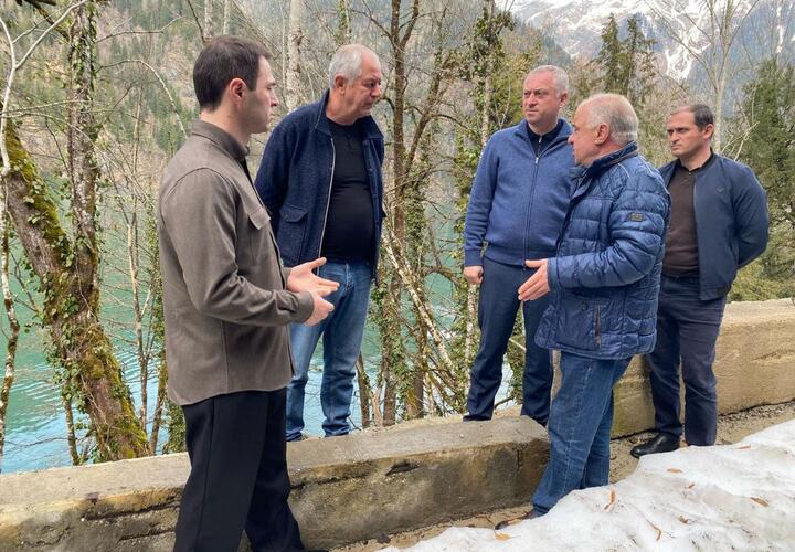 И.о. Президента Бадра Гунба посетил сегодня Рицинский реликтовый национальный парк, где осмотрел обвалившийся участок дороги над озером Рица 