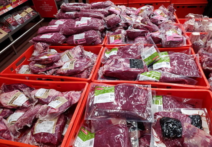 Более 4 тонн просрочки изъяли в 60 магазинах сети «Светофор» и «Маяк» на Кубани 