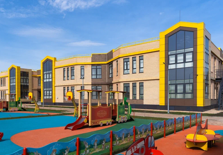 На территории установили 12 игровых площадок с теневыми завесами, разделенных по возрастам