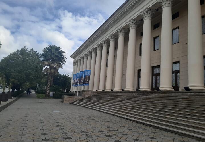 Фасад архитектурного символа Сочи, Зимнего театра, начал осыпаться