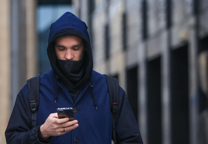 Если злоумышленник получит доступ к хранилищу в телефоне, он сможет шпионить за владельцем устройства