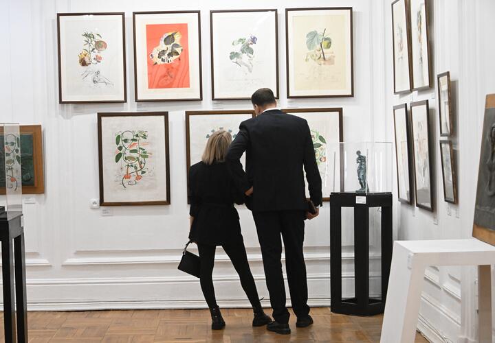 Каждый десятый россиянин не хочет, чтобы его подруга зарабатывала больше него