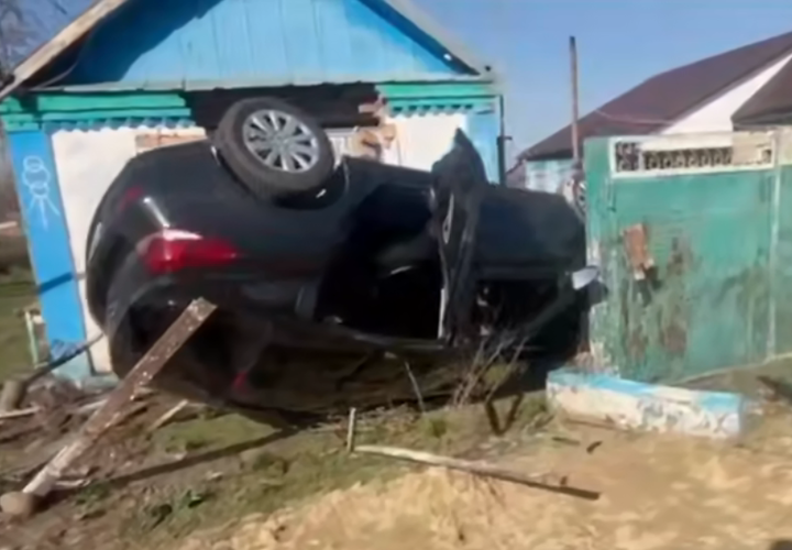 На Кубани автомобиль въехал в дом, водитель погиб