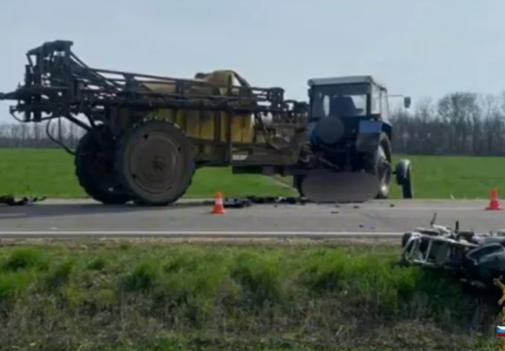 На Кубани столкнулись трактор и мотоцикл, погиб человек