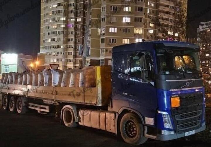 Огромный грузовик с аммиачной селитрой припаркован около жилых домов в Краснодаре