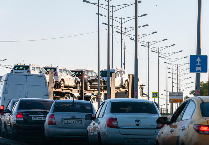 Перед Крымским мостом со стороны Кубани образовалась пробка