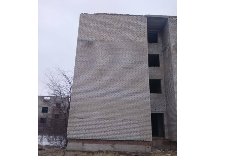 Ребенок упал с крыши недостроенного общежития в Кореновском районе Кубани