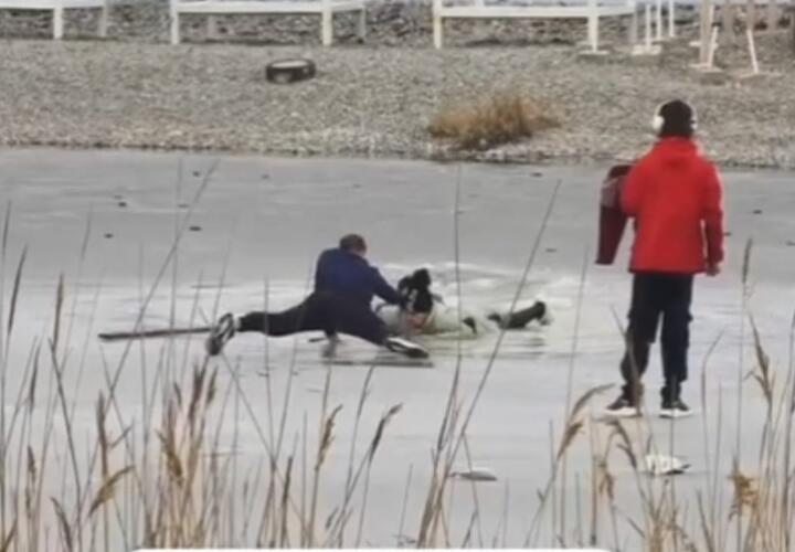 Ребёнок чуть не утонул, провалившись под лёд в Новороссийске