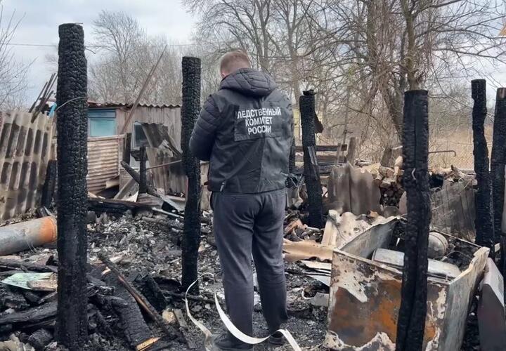 Спасатели обнаружили труп во время тушения пожара в Крымском районе Кубани