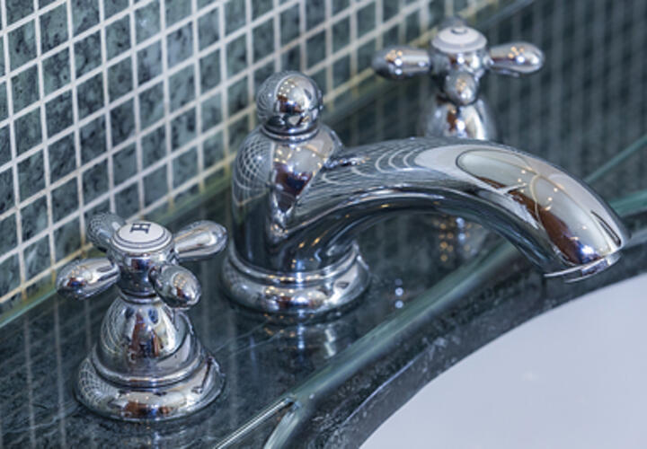 Стало известно, на каких улицах Краснодара предстоящей ночью отключат воду