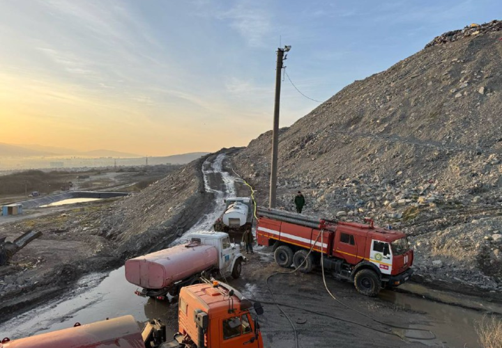 Третьи сутки в Новороссийске тушат горящую свалку