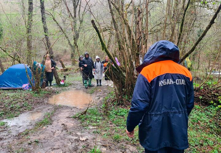 Туристическую группу, в которой были дети, эвакуировали из палаточного лагеря на Кубани