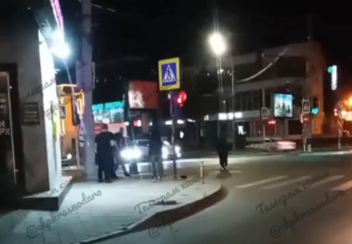 Участников жестокой уличной драки в Краснодаре разыскивают полицейские