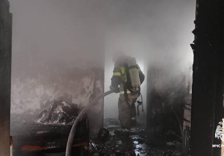 В Адлерском районе Сочи горит двухэтажный жилой дом