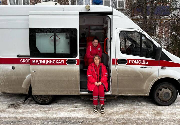 В Армавире фельдшеры скорой помощи приняли роды прямо в машине