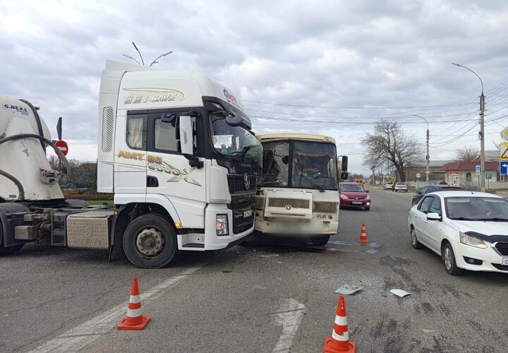 В Белореченском районе Кубани  грузовик врезался в пассажирский автобус