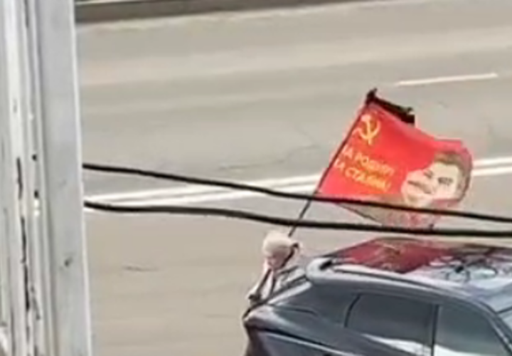 В годовщину смерти Сталина в Краснодаре пенсионерка вышла с красным флагом на улицу