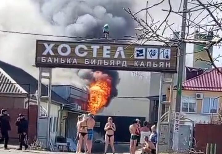 В Каневском районе Кубани загорелась баня, когда там находились люди 