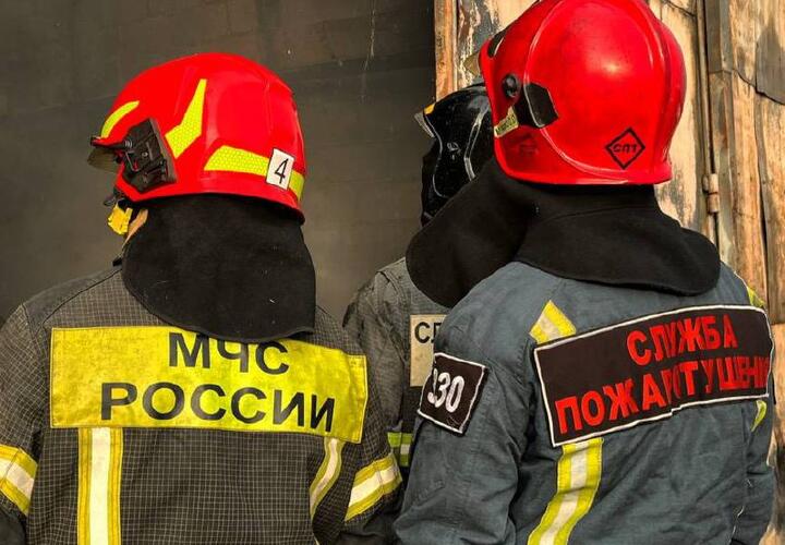  В  Краснодаре МЧС тушит крупный пожар на площади в 1800 квадратных метров