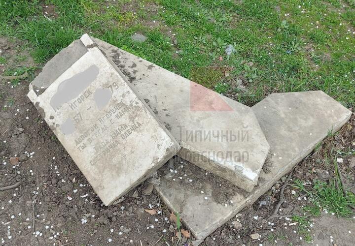 В Краснодаре неизвестные выбросили на улицу надгробия 