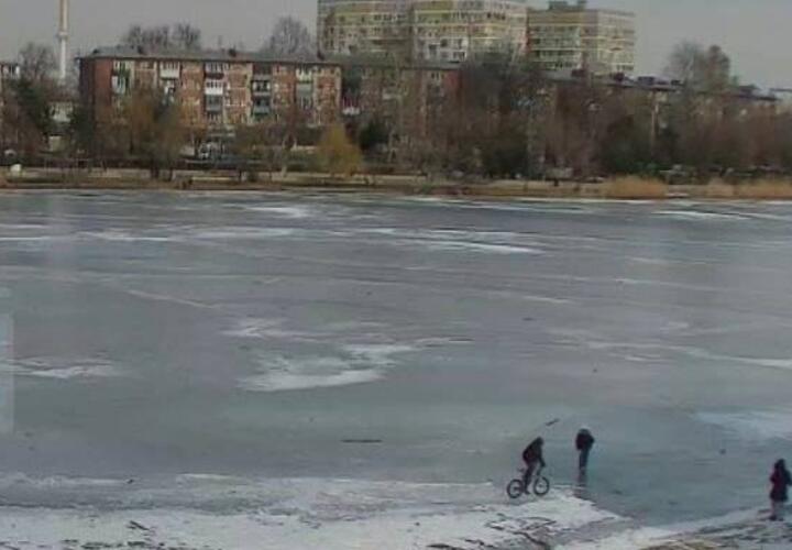 В Краснодаре жители выходят на тонкий лед