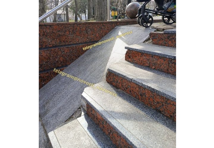 В Новороссийске крутой пандус для инвалидных и детских колясок в парке им. Ленина переделать не смогут