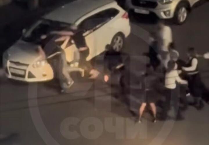 В Сочи праздник обернулся массовой дракой на проезжей части