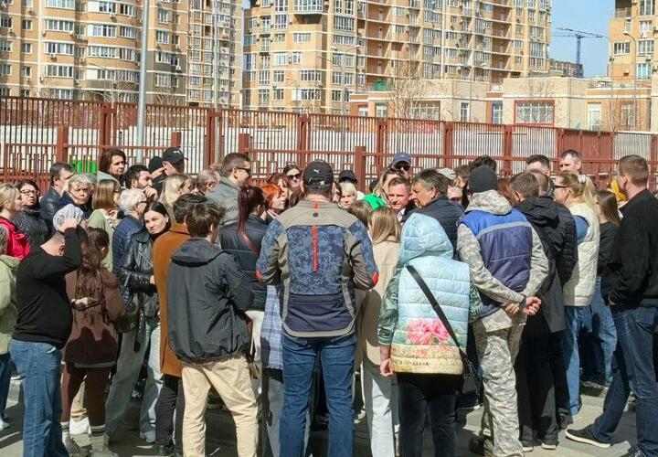 Жители Фестивального микрорайона Краснодара возмущены постоянным разрытием улиц и массовым сносом деревьев