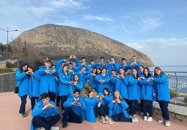 Абхазские школьники вернулись из поездки в  лагерь «Артек» 