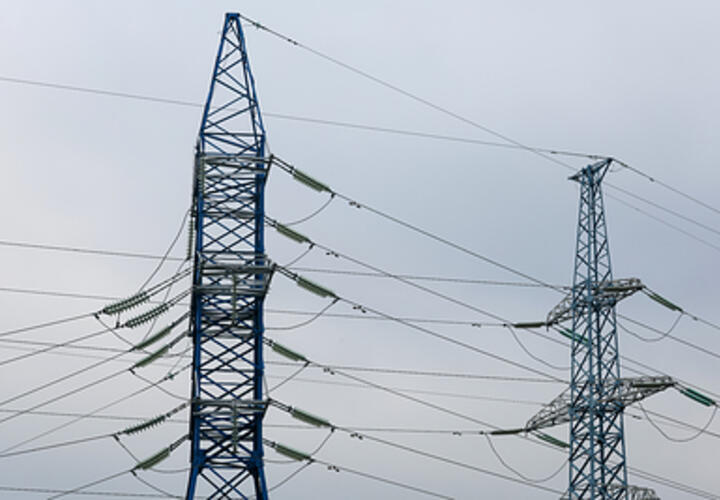 Грузовик в Сочи снес опору ЛЭП и оставил без света целый микрорайон