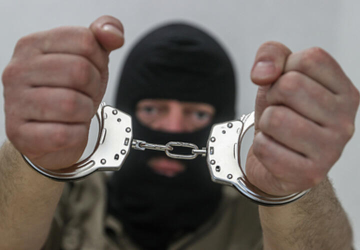 Надели балаклавы и отобрали деньги: в Краснодаре будут судить двух налётчиков, которые ограбили мужчину